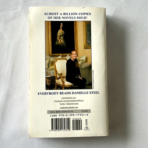 3 Novels by Bestselling Authors: Danielle Steel, Susan Wiggs and Sheryl Woods. - Picture 4 of 8